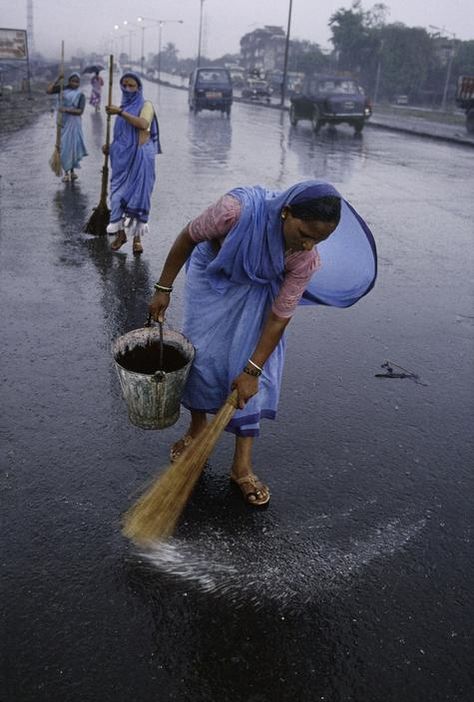 Steve McCurry INDIA. 1996. Women street sweepers. Steve Mccurry Photos, Amazing India, Steve Mc, Afghan Girl, Steve Mccurry, India Culture, Rudyard Kipling, Indian Photography, We Are The World