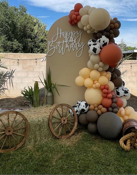 Horse Themed Balloon Arch, 1st Rodeo Bday Party Ideas, Vaquera Birthday Party Ideas, Western Balloon Backdrop, Country Balloon Arch, Cowboy First Birthday Party Decor, Western Party Balloons, Stagecoach Birthday Party Ideas, Wild West Balloon Arch