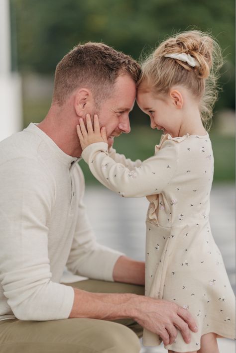 Father Daughter Fall Pictures, Dad Daughter Picture Pose, Father And Daughters Photo Ideas, Father Daughter Photography Poses, Dad With Daughters Photography, Father And Daughter Photo Ideas, Father Daughter Christmas Pictures, Father And Daughter Photoshoot Ideas, Photo Shoot Family Of 3 Posing Ideas