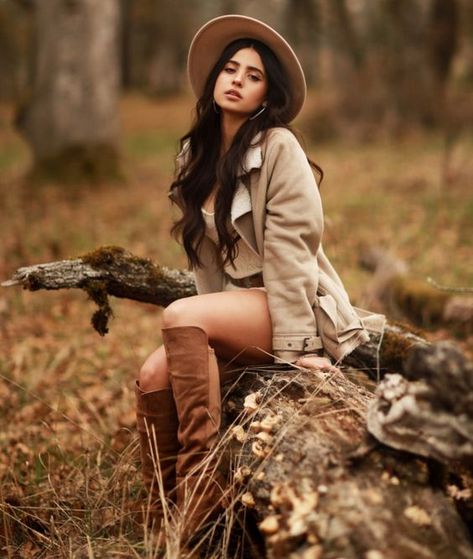 Female Fall Photoshoot Ideas, Fall Fashion Photography, Woodsy Photoshoot Ideas, Girl Outdoor Shoot, Iphone Contacts Aesthetic, Trending Photoshoot Ideas, Barn Photoshoot Ideas, Outdoor Portrait Photography Poses, Contacts Aesthetic