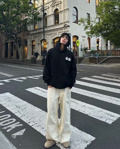 Chinese Guy Outfit, Soft Boy Outfits Black Men, Hoodie Poses Men, Korean Men Aesthetic Outfits, Black Hoodie Outfit Men Aesthetic, Korean Photo Poses, Korean Boy Outfits Aesthetic, Asian Guy Style, Male Kpop Idol Outfits