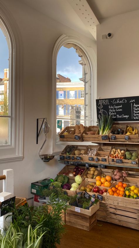 Farmers Market Restaurant, Produce Stand Aesthetic, Farmers Market Shop, Farm Shop Design, London Farmers Market, Local Farmers Market Aesthetic, Vintage Farmers Market Aesthetic, Food Market Aesthetic, Aesthetic Grocery Store