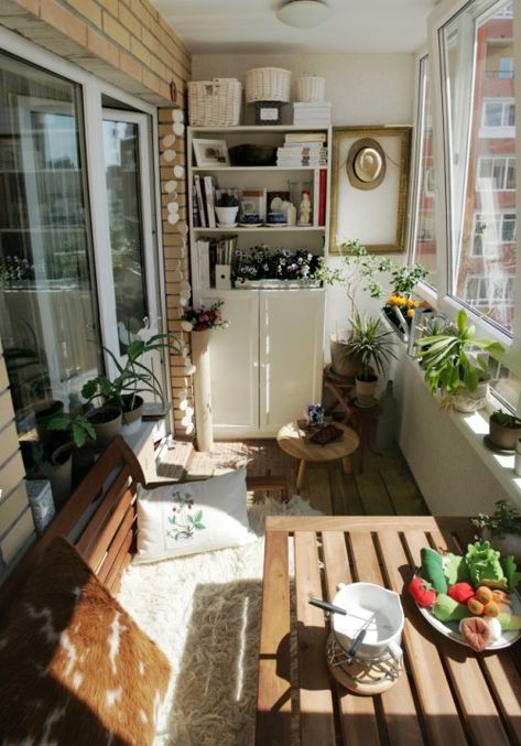 When I get a nearly unusable enclosed balcony, I'll know what to do with it. Balcon Mic, Ideas Terraza, Small Apartment Balcony Ideas, Inspiring Outdoor Spaces, Apartment Balcony Garden, Balcony Design Ideas, Small Balcony Garden, Small Balcony Design, Home Balcony