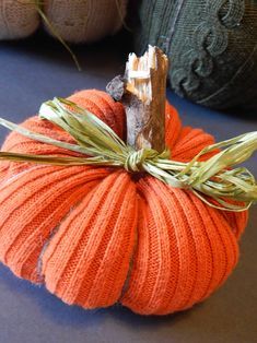 Fabric Pumpkins No Sew, Old Sweater Crafts, Sew Sweater, Sweater Crafts, Fall Pumpkin Crafts, Sweater Pumpkins, Diy Sweater, Diy Fabric Crafts, Pretty Pumpkins