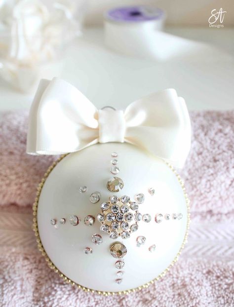 Elegant Christmas Ornaments To Make, Upscale Christmas Ornaments Diy, Diy Fancy Christmas Ornaments, Diy Elegant Christmas Ornaments, Diy Bling Christmas Ornaments, Diy Glam Christmas Ornaments, Rhinestone Ornaments Diy, Pearl Christmas Tree Ornaments, Diy Bejeweled Christmas Ornaments