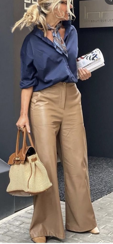 Camel Pants Outfit Casual, Busbee Style, Looks Adidas, Look Boho Chic, Casual Fridays, Mode Casual, Brown Pants, Casual Chic Outfit, Casual Work Outfits