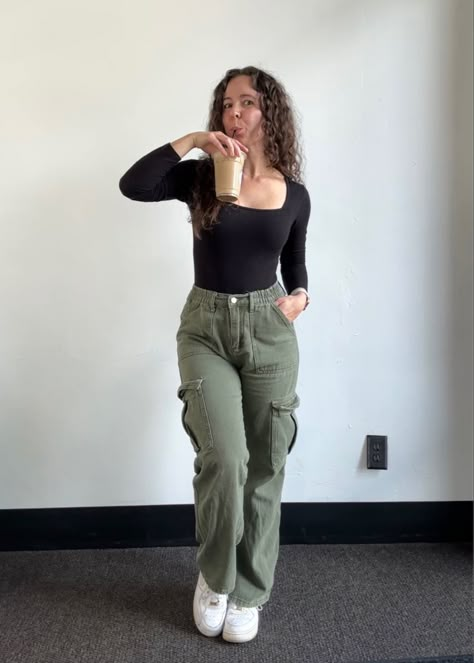 Olive Bottoms Outfit, Green Cargo Outfits Women Winter, Outfits With Green Pants Olive, Women Green Cargo Pants Outfit, Cargo Pants Outfit Inspiration, Cargo Pants Woman Outfit, Cargo Oants Outfit Girl, Green Cargo Pants With Black Top, Cargo Pant Styling Women