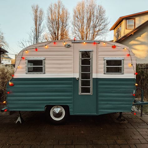 Vintage Camper Makeover, Sticker Backsplash, Vintage Camper Redo, Vintage Trailer Remodel, Vintage Trailers Restoration, Vintage Trailer Interior, Vintage Camper Interior, Glamper Camper, Shasta Camper