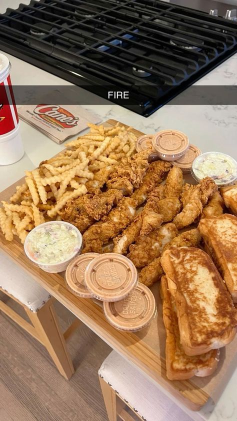 Raising Canes Food, Charcuterie Board Fast Food, Food And Drink Dessert, Food Big Back, Fast Food Board Ideas, Food Yummy Aesthetic, Things To Make With Friends Food, Raising Canes Mukbang, Really Yummy Food