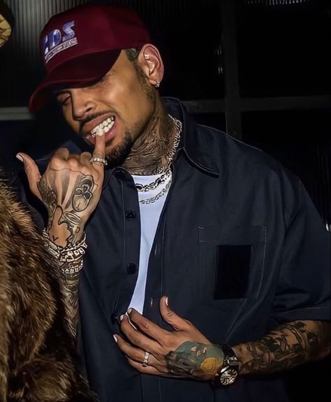 Chris Brown Aesthetic 11:11, Breezy Chris Brown Wallpaper, Chris Brown Wallpaper Aesthetic, Chris Brown Photoshoot Pictures, Chris Brown 2023, Chris Brown Pfp, Chris Brown Aesthetic Wallpaper Iphone, Chris Brown Tattoos, Chris Brown Aesthetic