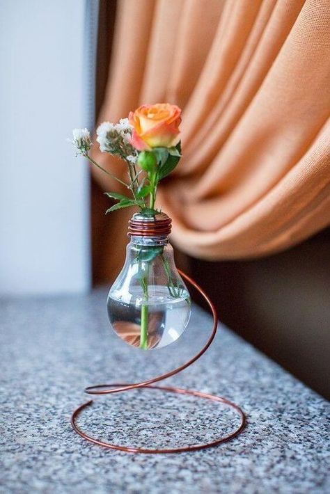 17 Creative Recycled Light Bulb Ideas For Your Next Home Decorating Projects Recycled Light Bulbs, Diy Light Bulb, Chic Chalet, Vasos Vintage, Light Bulb Crafts, Koti Diy, Bulb Vase, نباتات منزلية, Diy Lampe