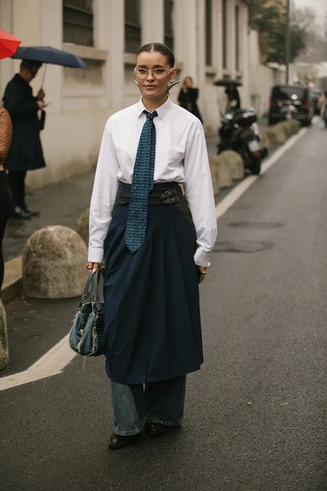 Necktie Outfits For Women, Outfits With Ties, White Shirt Dress Outfit, Paris Streetwear, Cos Outfit, Formal Streetwear, Shirt Dress Outfit, Corporate Fashion, Berlin Fashion Week