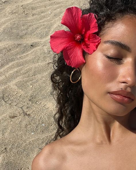 Athena Katoanga | spring to summer ❤️ | Instagram Pink Hawaii Aesthetic, Island Girl Aesthetic Black Women, Beach Photoshoot Black Women, Island Instagram Pictures, Hawaii Pictures Instagram, Beach Shells Aesthetic, Hawaii Aesthetic Pictures, Hawaii Instagram Pictures, Athena Katoanga