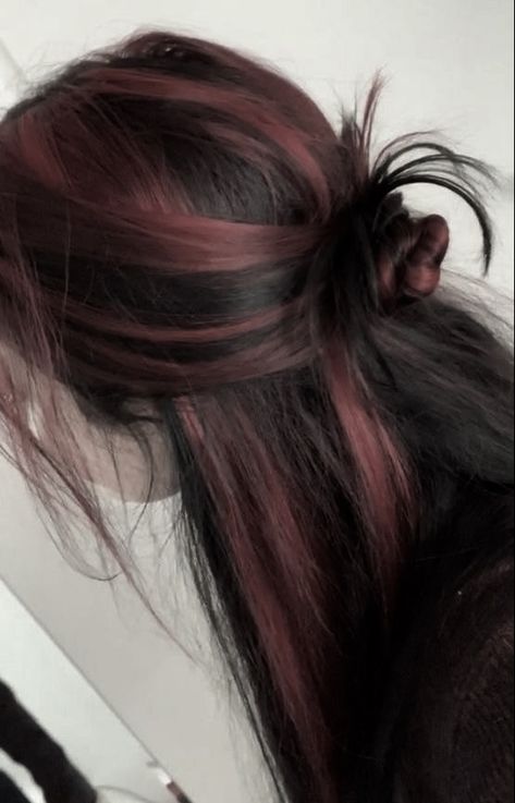 Black Hair With Strawberry Highlights, Hair Dyes For Brunettes, Ideas To Dye Brown Hair, Brown Medium Hairstyles, Hair Color Idea For Dark Skin, What Color Goes With Black Hair, Box Dye Ideas, Different Color Streaks In Hair, Hair Color Ideas 2 Colors