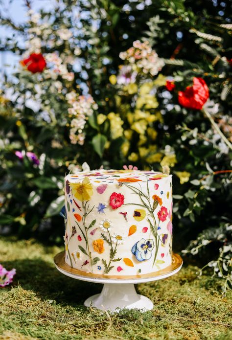 Wildflower Wedding Cupcakes, Enchanted Greenhouse, Wildflower Cupcakes, Enchanted Garden Birthday Party, Enchanted Garden Birthday, Birthday Party Garden, Wildflower Cake, Garden Party Cakes, Garden Birthday Party