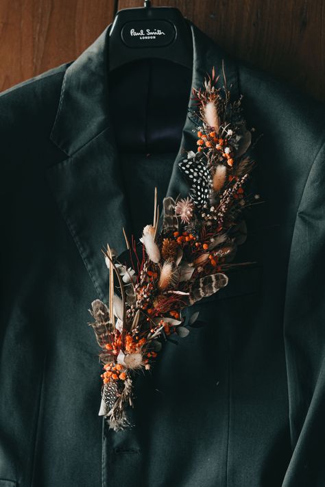 Unique Boutonniere Creative, Queer Wedding Decor, Fall Boutineer Ideas, Gay Wedding Flowers, Fall Wedding Boutonniere, Whimsigoth Wedding, Dried Flower Corsage, Sunset Mermaid, Dried Flower Boutonniere