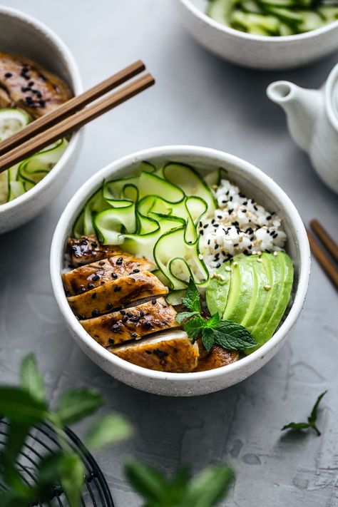 Teriyaki chicken bowl - pollo teriyaki con riso, avocado e insalata di cetrioli - La Petite Xuyen #HealthTips #Healthy #Delicious #Nutritious #Ideas #Body #Your #Meal #and #Nourish Healthy Meal Ideas Chicken, Healthy Asian Rice Bowls, Sushi Bowl Chicken, Poke Bowl Chicken, Chicken Sushi Bowl, Pollo Bowl, Chicken Poke Bowl, Aesthetic Bowls, Chicken Bowls Healthy