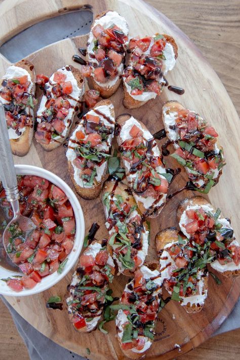 21st Birthday Lunch Ideas, Elegant Bbq, Olive Inspiration, Bruschetta With Goat Cheese, Family Birthday Dinner, Bruschetta Recept, Classy Appetizers, Cheese Bruschetta, Cheese And Wine Party