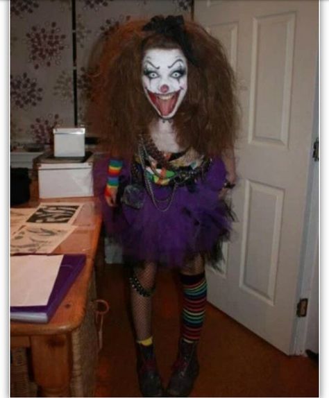 Halloween ♡ Halloween Costumes Women Scary, Scary Clown Costume, Diy Fantasia, Halloween Costumes Women Creative, Costumes Scary, Scary Halloween Decorations Outdoor, Creepy Halloween Costumes, Uhyggelig Halloween, Diy Costumes Women