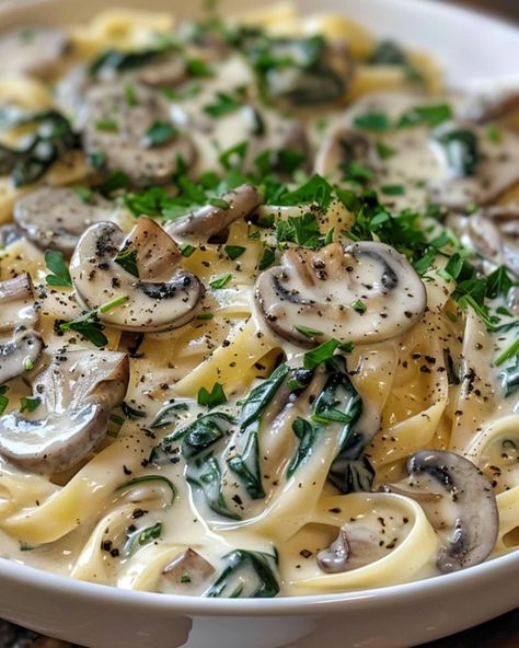 Healthy Creamy Parmesan Spinach Mushroom Pasta Creamy Chicken Mushroom Pasta, Spinach Fettuccine, Parmesan Spinach, Spinach Mushroom Pasta, Spinach Pasta Recipes, Fettuccine Recipes, Garlic Parmesan Pasta, Manicotti Recipe, Mushroom Recipes Pasta