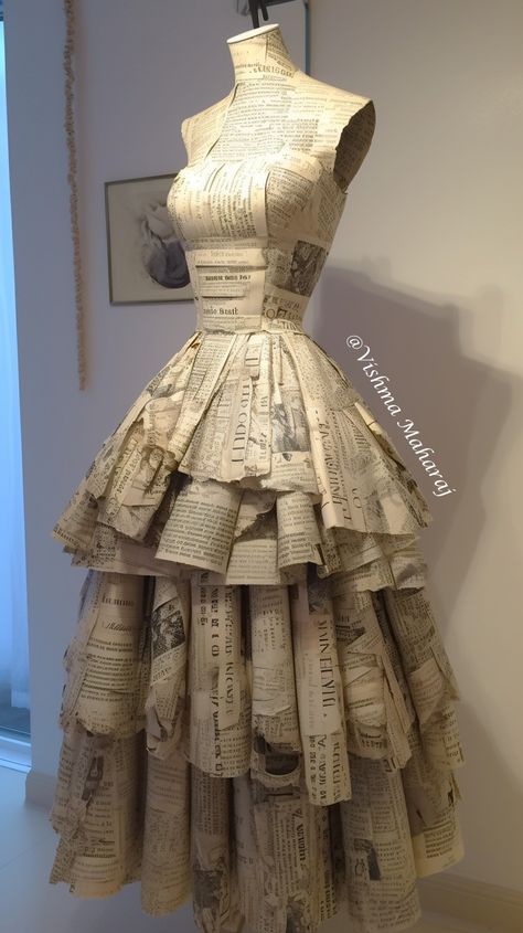 Newspaper Dress, Recycled Outfits, Fashion Design Classes, Recycled Dress, Gaun Fashion, Paper Dress, Recycled Fashion, Fabric Christmas Ornaments, Mode Vintage