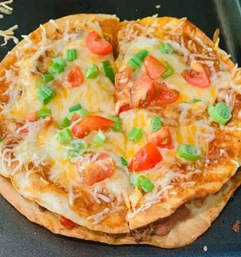 This lightened-up version of a fast food favorite hits the spot when you crave fast food but don't want all the calories or points! Copycat Taco Bell Mexican Pizza, Taco Bell Pizza, Mexican Pizzas, Taco Bell Copycat, Mexican Pizza Recipe, Copycat Taco Bell, Taco Bell Mexican Pizza, Weight Watcher Meals, Mexican Pizza