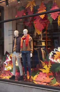 Fall Store Window Displays, Fall Store Displays, Fall Window Display, Boutique Window Displays, Autumn Window Display, Spring Window Display, Autumn Window, Store Front Windows, Fall Windows