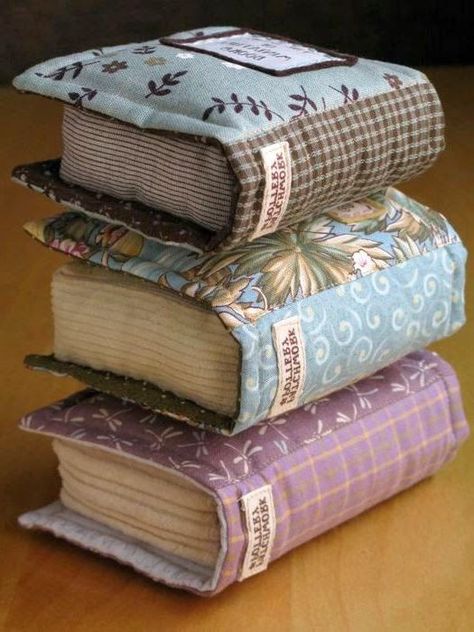 Book Pillow, Bantal Sofa, Costura Diy, Sewing Pillows, Fabric Ornaments, Creation Couture, 자수 디자인, Fabric Christmas Ornaments, Cute Pillows