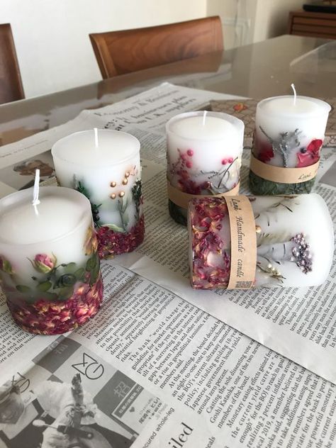 Candle With Flowers, Candles With Flowers, Diy Candles With Flowers, Lilin Aroma, Handmade Candles Diy, Candle Making Ideas, Săpunuri Handmade, Diy Candles Homemade, Nene Leakes