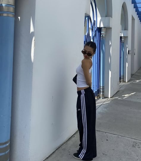 Black Adidas Track Pants Outfit, Adidas Track Pants Outfit Aesthetic, White Track Pants Outfit, Black Track Pants Outfit, Ss24 Outfits, Athletic Pants Outfit, Adidas Track Pants Outfit, Adidas Sweatpants Outfit, Jogging Adidas