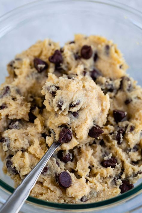 How to make edible raw cookie dough that's safe to eat! Edible Chocolate Chip Cookie Dough is easy and safe and you can make it for one! Diy Cookie Dough, Vegan Cookie Dough Recipe, Simple Cookie Dough Recipe, Edible Chocolate Chip Cookie Dough, Cookie Dough Ingredients, Cookie Dough Filling, Egg Free Cookies, Edible Cookie Dough Recipe, Cookie Dough Recipe