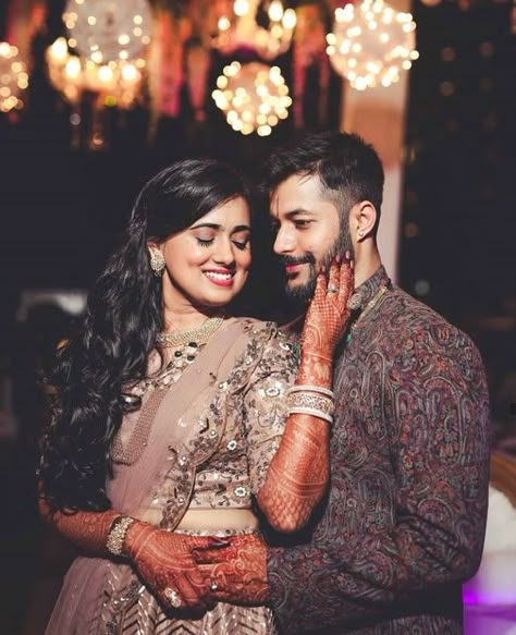 Reception Pics Indian, New Copal Pic, Engagement Copul Pic, Marriage Reception Poses, Couples Photoshoot Marriage, Reception Poses Indian Bride, Reception Poses For Bride, Marriage Photo Poses, Marriage Copal Photo