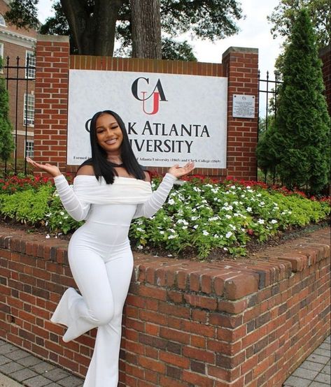 White Graduation Outfits Black Women, Graduation Party Outfits Black Women, Graduation Classy Outfit, White Graduation Pictures, Awards Ceremony Outfit School, Cady Studios Senior Pictures Outfits, Graduation Dress Black Women High School, College Fdoc Outfit, College Graduation Dress Black Women