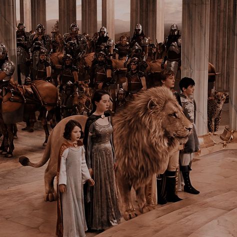 Narnia Golden Age Aesthetic, Chronicles Of Narnia Movie Poster, Narnia Photos, Narnia Coronation, Narnia The Lion Witch And Wardrobe Aesthetic, Narnia Movie Scene, Narnia The Lion Witch And Wardrobe, Chronicals Of Narnia Aesthetic, Narnia Photoshoot