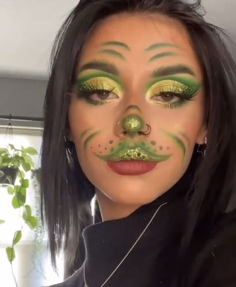 The Grinch Makeup Ideas, Grinch Costume Makeup, Grinch Women’s Costume, The Grinch Eye Makeup, Pretty Grinch Makeup, Grinch Makeup Simple, Chucky Eyeshadow Look, Glam Grinch Makeup, Grinch Eyeshadow Looks