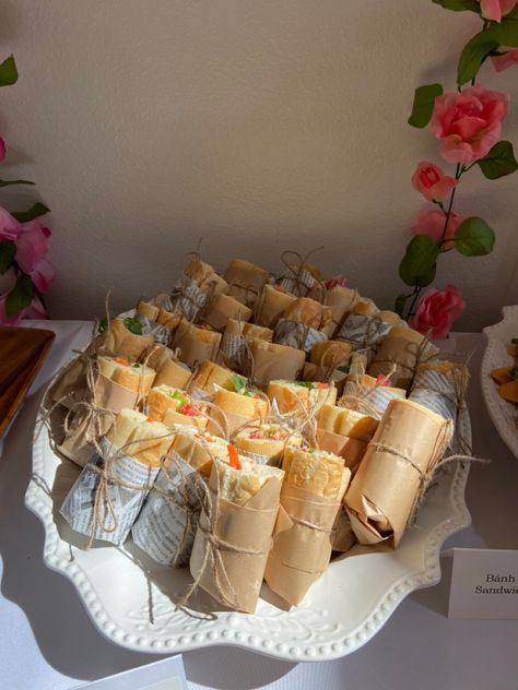 Baguette Wrapped In Paper, Sandwiches Birthday Party, Display Sandwiches Party Ideas, Mini Bahn Mi, Sandwich Wrapped In Paper, Picnic Food Sandwiches, Picnic Wraps Ideas, Sandwiches Wrapped In Paper, Sandwich Catering Ideas