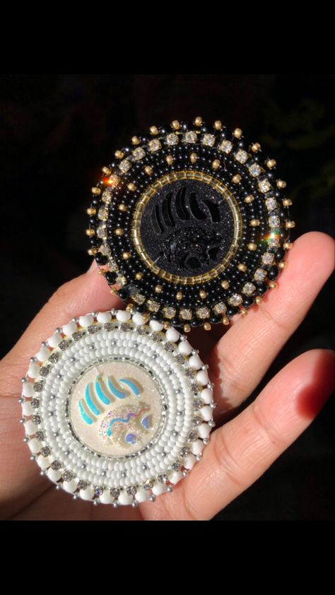 Native Cabochon Earrings, Beaded Cab Earrings, Beaded Earrings Native Beadwork Ideas, Beaded Popsocket, Indigenous Earrings, Indigenous Jewelry, Medallion Earrings, Native Earrings, Beautiful Beaded Earring