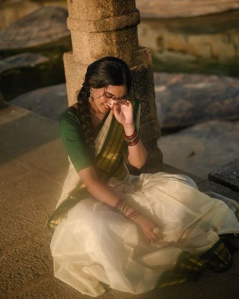 Kerala Saree Poses Photoshoot Ideas, South Indian Photoshoot Ideas, Vintage Indian Saree Aesthetic, Silk Saree Poses, Tamil Saree Style, Kerala Saree Styling, Traditional Saree Photoshoot Poses, Vintage Saree Photoshoot, South Asian Model