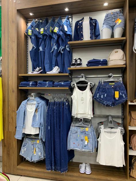 Denim Visual Merchandising Ideas, Merchandising Jeans, Denim Merchandising, Visual Merchandising Displays Clothing, Visual Merchandising Ideas Clothing Store Displays, Visual Merchandising Ideas Creative, Denim Visual Merchandising, Visual Marketing Ideas, Retail Clothing Display