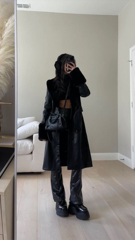 Long Jacket Outfit, Leather Couch Living Room, Leather Jacket Outfit Winter, Coat Outfits For Women, Black Outfit Winter, Leather Coat Outfit, Faux Fur Coats Outfit, Black Coat Outfit, Black Leather Outfit