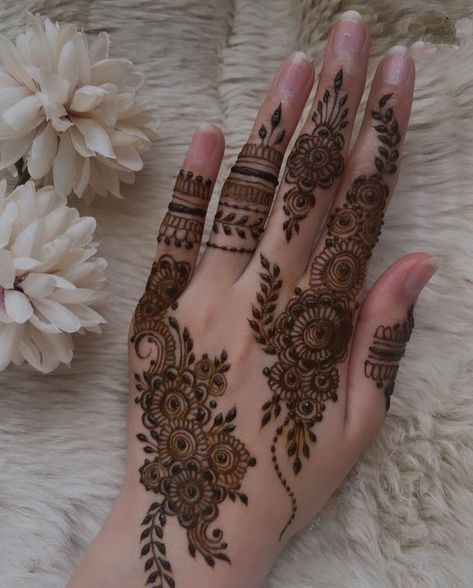 Mehndi New Designs Unique, Mendhi Designs Simple Front Hand Unique, Mehandi Designs Aesthetic, Aesthetic Henna Designs Simple, Mehndi Simple Designs, Mehandi Designs For Hands Unique, Mehndi Designs Simple Back Hand, Mehendi Designs For Back Hands, Finger Henna Designs Simple