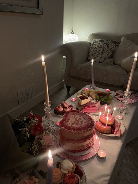 Cute Bday Decor, 20 Birthday Party Ideas Decoration, Table For Two Aesthetic, Birthday Ideas Aesthetic At Home, Small Birthday Table Setup, Birthday Table Food Ideas, Home Birthday Aesthetic, Chill 21st Birthday Ideas, 56 Birthday Party Ideas For Women