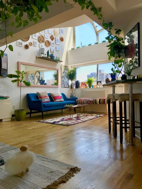 Apartamento New York, Lots Of Plants, Aesthetic Apartment, New York City Apartment, Geek Decor, Apartment Aesthetic, Room Deco, New York Apartment, Future Apartment