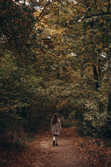 Moody Fall Photos, Autumn Shooting Photo Ideas, Autumn Photoshoot Ideas Inspiration, In The Woods Photoshoot, Woodsy Photoshoot, Autumn Session, Woods Photoshoot, Fall Photography Ideas, Autumn Photo Shoot