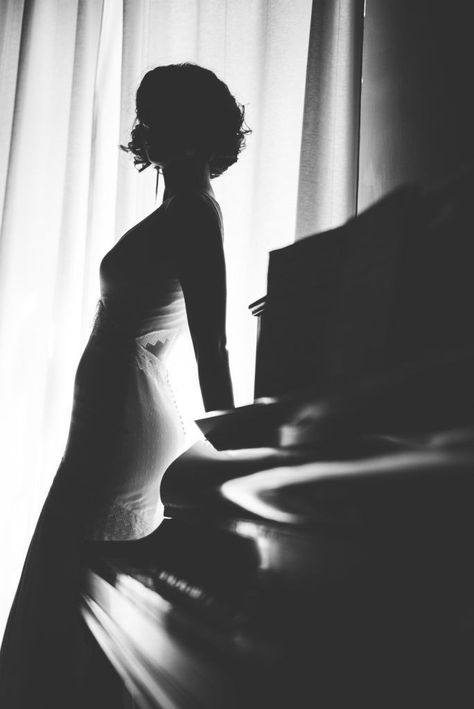 Piano Photoshoot, Piano Photography, Piano Pictures, Piano Photo, Piano Girl, Photo Class, Portrait Photography Women, Black And White Pictures, Photography Women