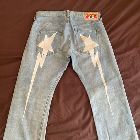 Star On Pants, Pants Ideas Diy, Cool Jean Designs, White Jeans Diy, Bape Star Jeans, Painting Jeans Ideas, Custom Pants Ideas, Custom Clothes Diy, Art On Pants