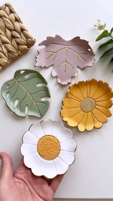 Air Dry Clay Coasters, Clay Coasters, Diy Pottery Painting, Beginner Pottery, Diy Air Dry Clay, Air Dry Clay Projects, Handmade Plates, Clay Diy Projects, Clay Crafts Air Dry