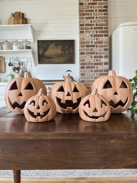 DIY Faux Terra Cotta Pumpkins - Midcounty Journal Terra Cotta Pumpkins, Pumpkin Decor Diy, Facts About Halloween, Vintage Fall Decor, Painting Pumpkins, Halloween Facts, Farmhouse Halloween, White Halloween, Faux Pumpkins