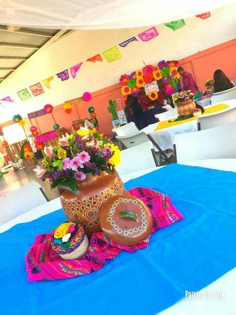 Guatemalan Party Decorations, Mexican Centerpieces Wedding, Mexican Centerpieces Fiestas, Oaxaca Decor, Fiesta Centerpieces Mexican, Mexican Centerpiece Ideas, Mexican Centerpiece, Mexican Fiesta Birthday Party, Mexican Theme Party Decorations