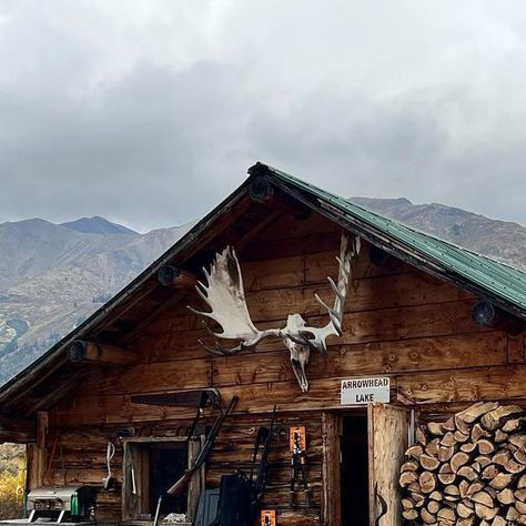 Rogue River Outfitters on Instagram: "Your first @ has to spend a week here with you! Could you do it? #yukon #cabin #cabinlife #hunt #hunter #hunting #rogueriveroutfitters #jimshockeyshuntingadventures #wayoflife #getoutside #thegreatoutdoors #adventure #explore #follow #followus" Small Hunting Cabin, Backcountry Hunting, Hunter Cabin, Northern Attitude, Hunter Aesthetic, Hunters Cabin, Cabin Aesthetic, Nice Homes, Hunting Cabin